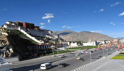 首页 川藏线旅游  拉萨,其实是两座城市,新城的繁华面貌与中原